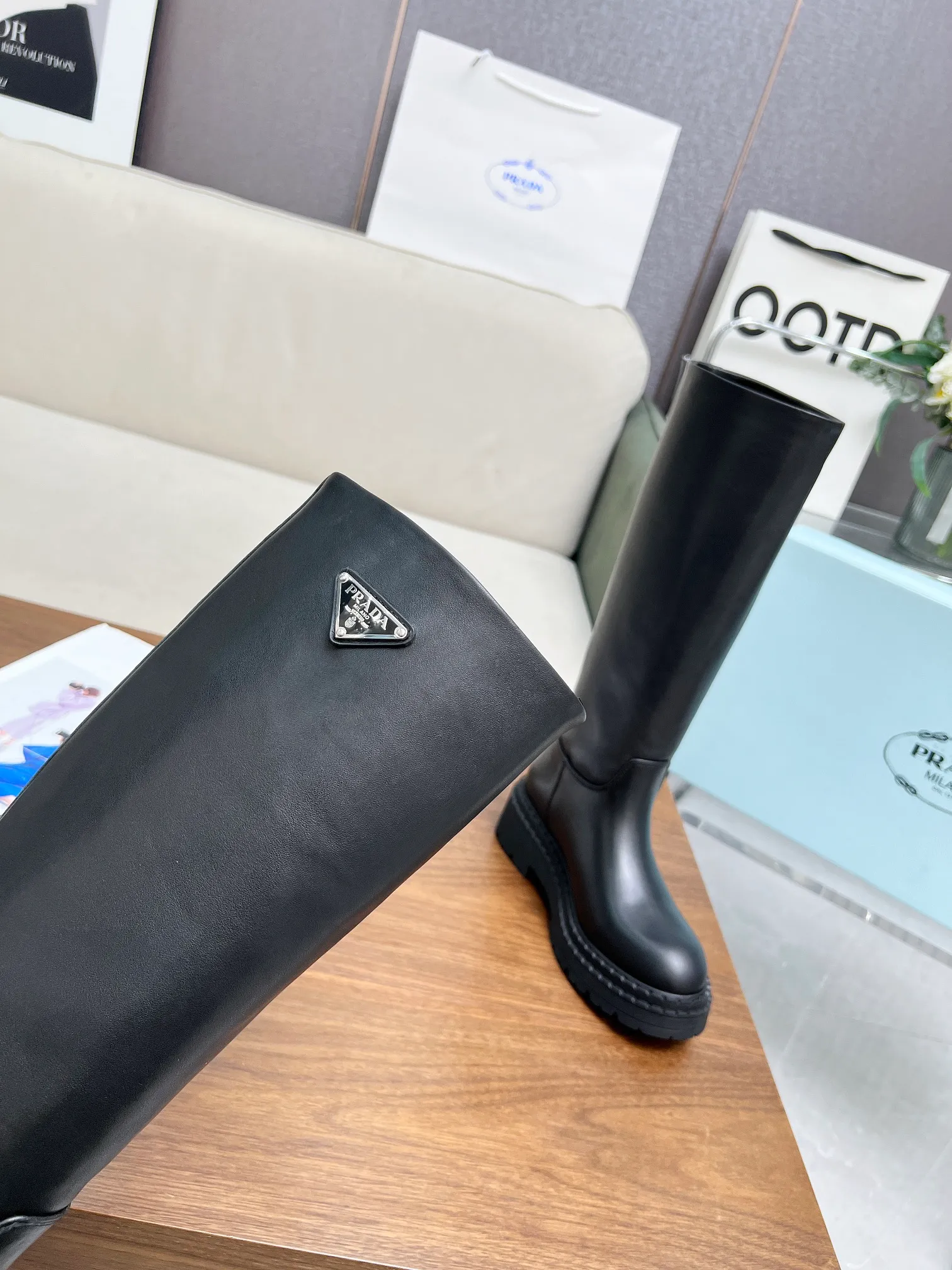 👟👟Ex-factory price 760👟👟PRADA's top version of the platform platform thick-soled pocket triangle logo. The original version is 1:1 customized and has been used by many Internet celebrities. This shoe has injection molded triangular letter luogo craftsmanship. It is very popular this year. It can be worn for both leisure and sports. ❶Fabric: Customized cowhide ➕Injection molded triangle logo ❷Inner lining: Customized sheepskin ❹Outsole: Original open-molded rubber outsole ❺ Bottom thickness: 4.5cm ❻ Size: Female 35-41.